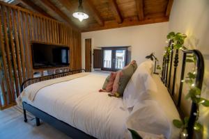 Posteľ alebo postele v izbe v ubytovaní Apartamentos UXAMA LUXURY EPONA - junto a la Plaza Mayor con ascensor
