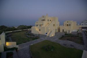 una vista aérea de una casa por la noche en Dagris Villa Studios, en Kamari