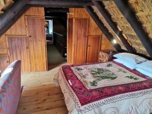 1 dormitorio con 1 cama en el ático en Chilli Moon B&B, en Stilbaai