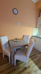 Η κουζίνα ή μικρή κουζίνα στο ALES apartman