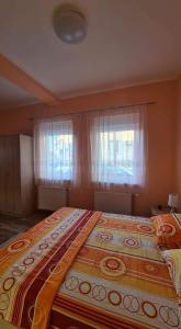 Ένα ή περισσότερα κρεβάτια σε δωμάτιο στο ALES apartman