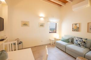 A seating area at La terrazza di Chiara - vista mare