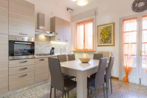 a kitchen with a dining room table and chairs at GARDALAND Residenza le Rose! 120 m2 in Valeggio sul Mincio