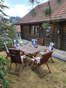 A garden outside Charmantes Ferienhaus am Waldrand