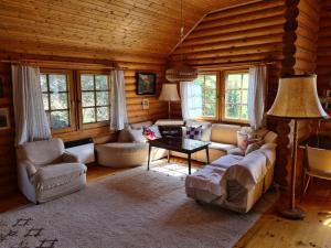 A seating area at Charmantes Ferienhaus am Waldrand