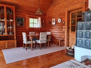 A seating area at Charmantes Ferienhaus am Waldrand