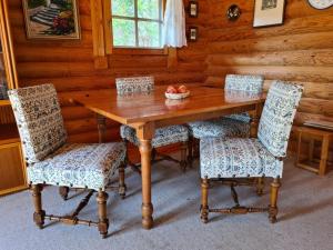 A seating area at Charmantes Ferienhaus am Waldrand