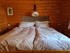 A bed or beds in a room at Charmantes Ferienhaus am Waldrand