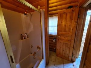 A bathroom at Charmantes Ferienhaus am Waldrand Még 37 kép