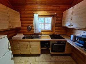 A kitchen or kitchenette at Charmantes Ferienhaus am Waldrand