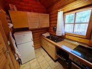 A kitchen or kitchenette at Charmantes Ferienhaus am Waldrand