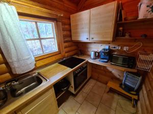 A kitchen or kitchenette at Charmantes Ferienhaus am Waldrand