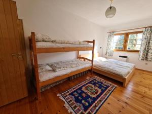 A bed or beds in a room at Charmantes Ferienhaus am Waldrand