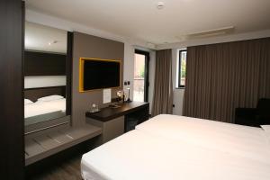 Un pat sau paturi într-o cameră la Hotel Au Prince Royal