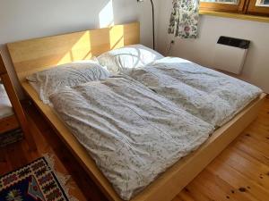 A bed or beds in a room at Charmantes Ferienhaus am Waldrand
