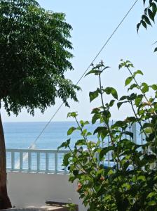 - une vue sur l'océan depuis le balcon d'une maison dans l'établissement Casa al mare, à Archangelos
