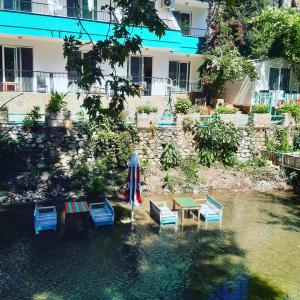 Um jardim em Arikanda River Garden Hotel