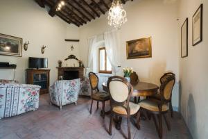 ein Wohnzimmer mit einem Esstisch und Stühlen in der Unterkunft Casa ALTA in Greve in Chianti