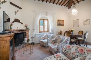 ein Wohnzimmer mit Möbeln und einem Kamin in der Unterkunft Casa ALTA in Greve in Chianti