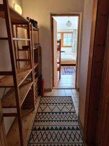 A bed or beds in a room at Charmantes Ferienhaus am Waldrand