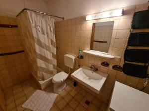 A bathroom at Charmantes Ferienhaus am Waldrand
