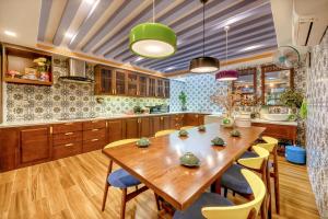 會安的住宿－Son Trang Hotel Hoi An，一个带木桌和椅子的大厨房