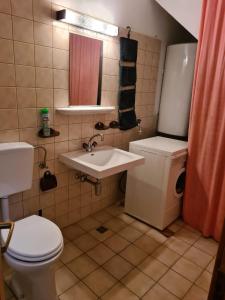 A bathroom at Charmantes Ferienhaus am Waldrand