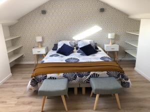 1 dormitorio con 1 cama con almohadas azules y blancas en Duplex Bastié T3 calme et climatisé WiFi, en Lyon