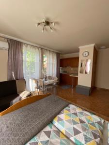 1 dormitorio con 1 cama y sala de estar en Fortuna 8, en Hajdúszoboszló