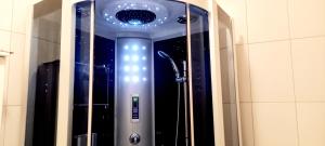 ブルチコにあるPark apartmentの浴室のガラス扉付きシャワー
