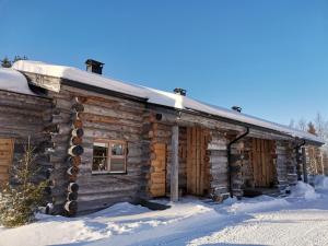 a log cabin in the snow at Lumomaa Ruka in Ruka