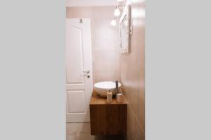 Koupelna v ubytování Fully renovated one bedroom apartment with a terrace - C