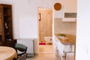 Koupelna v ubytování Fully renovated one bedroom apartment with a terrace - C