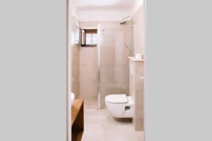 Koupelna v ubytování Fully renovated one bedroom apartment with a terrace - C