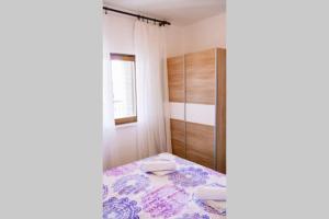 Postel nebo postele na pokoji v ubytování Fully renovated one bedroom apartment with a terrace - C