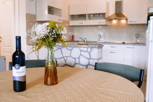Kuchyň nebo kuchyňský kout v ubytování Fully renovated one bedroom apartment with a terrace - C