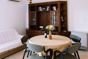 Posezení v ubytování Fully renovated one bedroom apartment with a terrace - C
