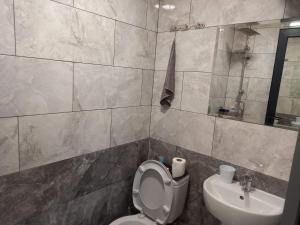 uma casa de banho com um WC e um lavatório em Guest House Kldiashvili em Batumi