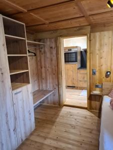um chalé de madeira com uma cozinha e uma sala de estar em Apartment Familie Webhofer em Kartitsch