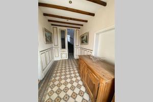 Appartement : Le petit paradis de la Loire في لا شاريتيه: مدخل مع مقعد خشبي في الغرفة