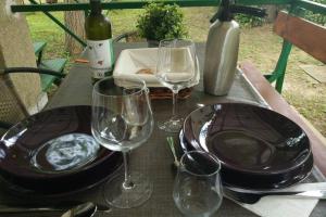una mesa con copas, platos y botellas de vino en Önálló nyaraló Balatonszárszón en Balatonszárszó