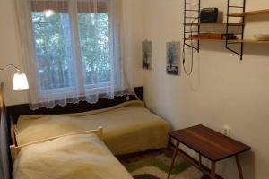 מיטה או מיטות בחדר ב-Önálló nyaraló Balatonszárszón