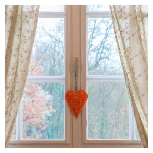 un corazón rojo colgando de una ventana en Chambre soignée et accueillante à la campagne - Ch. Jaune, en L Honor De Cos