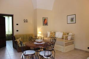 sala de estar con sofá, mesa y sillas en Masseria Pagani en Nardò