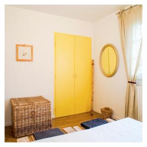 1 dormitorio con armario amarillo y espejo en Chambre soignée et accueillante à la campagne - Ch. Jaune, en L Honor De Cos