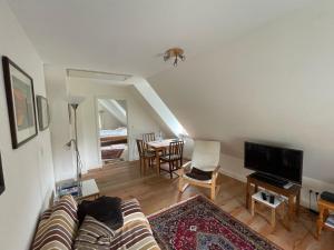 uma sala de estar com um sofá e uma mesa em Gästehaus Zum Krug em Husum