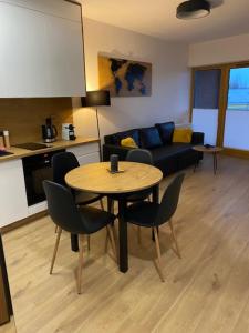 Kuchyňa alebo kuchynka v ubytovaní APARTAMENT NAD MOTŁAWĄ Z WIDOKIEM