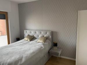 Posteľ alebo postele v izbe v ubytovaní APARTAMENT NAD MOTŁAWĄ Z WIDOKIEM