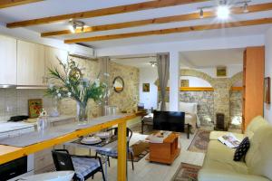 A seating area at Studio in Corfu town