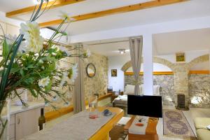 A seating area at Studio in Corfu town